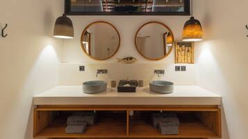 Villa Deluxe, balcone, vista piscina | Bagno | Soffione a pioggia, asciugacapelli, bidet, asciugamani