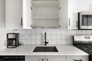 Réfrigérateur, micro-ondes, four, plaque de cuisson