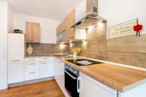 Fridge, oven, stovetop, dishwasher - Oberhubhof Holiday Apartment with Shared Terrace, Balcony and Wi-Fi (Hofstetten)