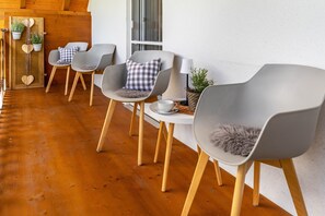 Terrace/patio - Oberhubhof Holiday Apartment with Shared Terrace, Balcony and Wi-Fi (Hofstetten)