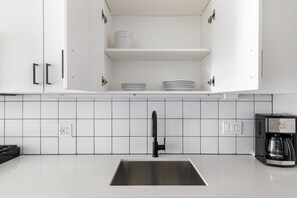 Fridge, microwave, oven, stovetop - Blueground | Near North Side, rooftop, nr Riverwalk (Chicago)