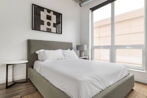 Iron/ironing board, WiFi, bed sheets - Blueground | Near North Side, rooftop, nr Riverwalk (Chicago)