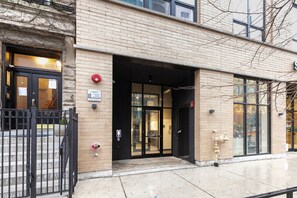 Exterior detail - Blueground | Near North Side, rooftop, nr Riverwalk (Chicago)