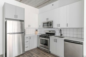 Frigorifero, microonde, forno, piano cottura