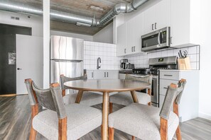 Fridge, microwave, oven, stovetop - Blueground | Near North Side, rooftop, nr Riverwalk (Chicago)