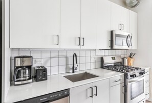 Fridge, microwave, oven, stovetop - Blueground | Near North Side, rooftop, nr Chicago River (Chicago)