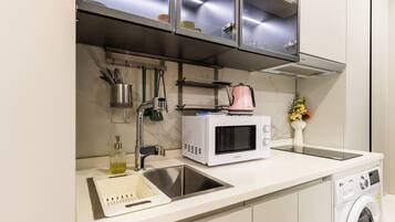 Standard Double Room, City View | Dapur peribadi | Ketuhar gelombang mikro, dapur