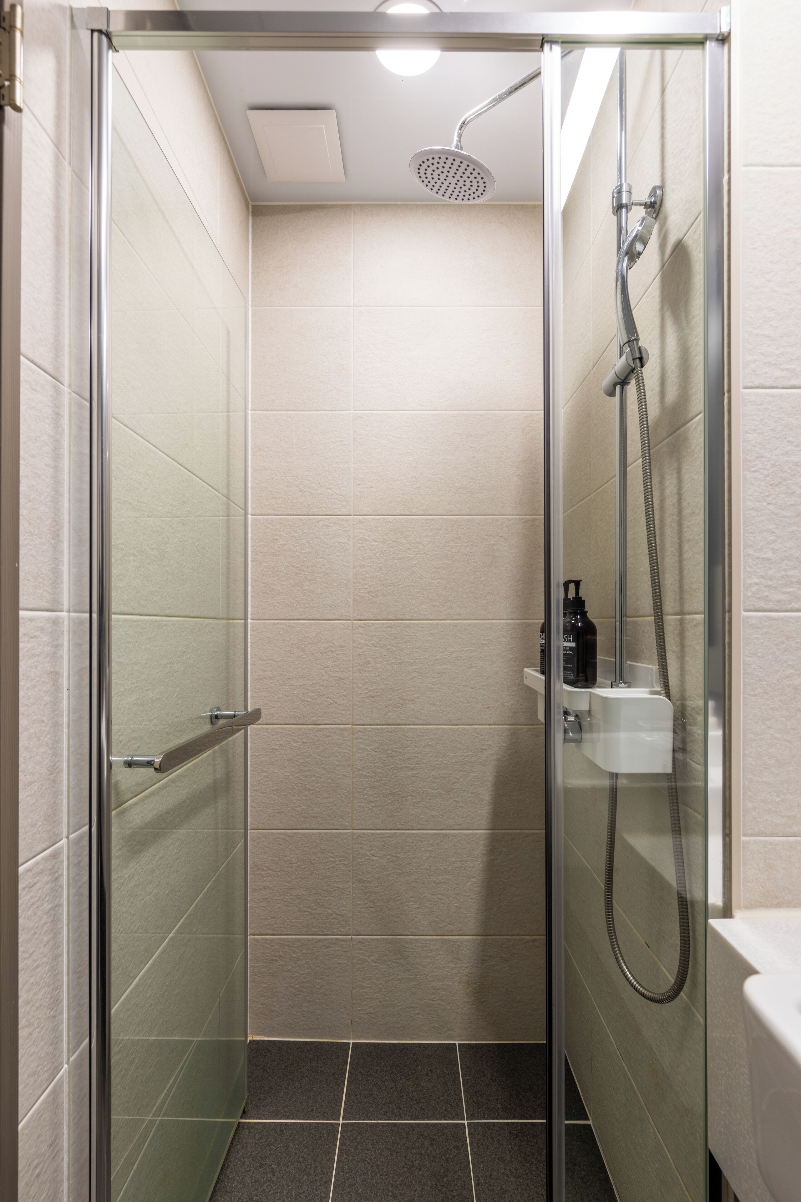 Standard Double Room, City View | Bathroom | Free toiletries, hair dryer, towels, shampoo