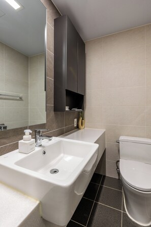 Standard Double Room, City View | Bathroom - Nampo Stay 99 (Busan)