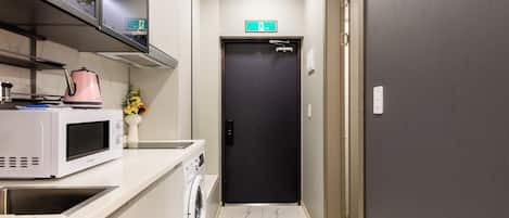 Standard Double Room, City View | Private kitchen | Microwave, stovetop, cookware/dishes/utensils