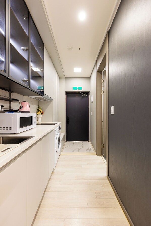 Standard Double Room, City View | Private kitchen | Microwave, stovetop, cookware/dishes/utensils - Nampo Stay 99 (Busan)