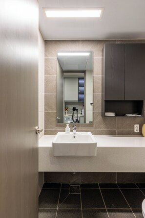 Standard Double Room, City View | Bathroom - Nampo Stay 99 (Busan)