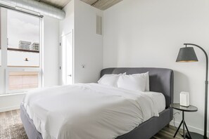 1 bedroom, iron/ironing board, WiFi, bed sheets - Blueground | Near North Side, rooftop, nr Riverwalk (Chicago)