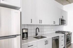Frigorifero, microonde, forno, piano cottura