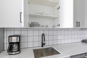 Fridge, microwave, oven, stovetop - Blueground | Near North Side, rooftop, nr Riverwalk (Chicago)