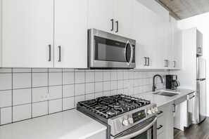 Fridge, microwave, oven, stovetop - Blueground | Near North Side, rooftop, nr Riverwalk (Chicago)