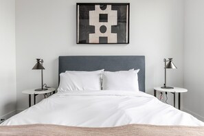 Tabla de planchar con plancha, wifi y ropa de cama 