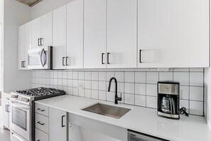 Refrigerador, microondas, horno y parrilla de estufa 
