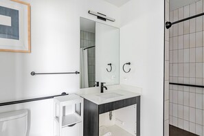 Hair dryer, towels - Blueground | Near North Side, rooftop, nr Riverwalk (Chicago)