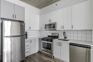 Fridge, microwave, oven, stovetop - Blueground | Near North Side, rooftop, nr Riverwalk (Chicago)