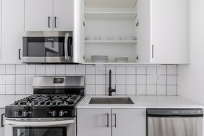 Refrigerador, microondas, horno y parrilla de estufa 