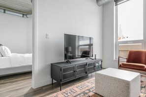Tabla de planchar con plancha, wifi y ropa de cama 