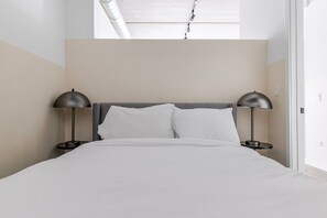 Een strijkplank/strijkijzer, wifi, beddengoed