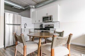 Fridge, microwave, oven, stovetop - Blueground | Near North Side, rooftop, nr Riverwalk (Chicago)