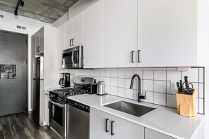Fridge, microwave, oven, stovetop - Blueground | Near North Side, rooftop, nr Chicago River (Chicago)