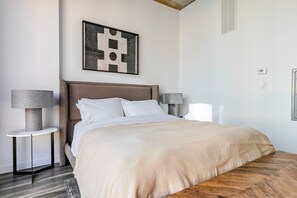 Iron/ironing board, WiFi, bed sheets - Blueground | Near North Side, rooftop, nr Chicago River (Chicago)