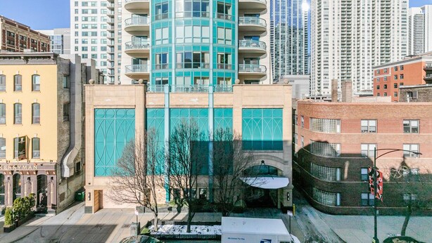 A modern building with a curved facade, large windows, and a prominent entrance. - Blueground | Near North Side, rooftop, nr Chicago River (Chicago)