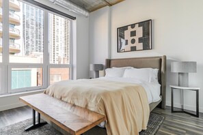 Iron/ironing board, WiFi, bed sheets - Blueground | Near North Side, rooftop, nr Chicago River (Chicago)