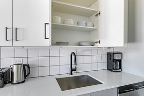 Fridge, microwave, oven, stovetop - Blueground | Near North Side, rooftop, nr Riverwalk (Chicago)