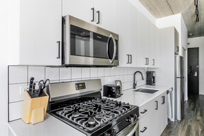 Fridge, microwave, oven, stovetop - Blueground | Near North Side, rooftop, nr Riverwalk (Chicago)