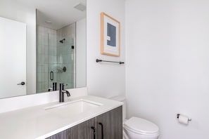 Hair dryer, towels - Blueground | Near North Side, rooftop, nr Riverwalk (Chicago)