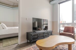 Iron/ironing board, WiFi, bed sheets - Blueground | Near North Side, rooftop, nr Riverwalk (Chicago)
