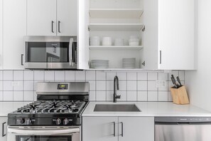 Fridge, microwave, oven, stovetop - Blueground | Near North Side, rooftop, nr Riverwalk (Chicago)
