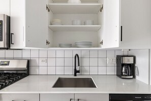 Fridge, microwave, oven, stovetop - Blueground | Near North Side, rooftop, nr Riverwalk (Chicago)