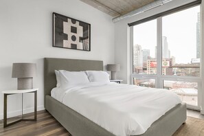 Iron/ironing board, WiFi, bed sheets - Blueground | Near North Side, rooftop, nr Riverwalk (Chicago)