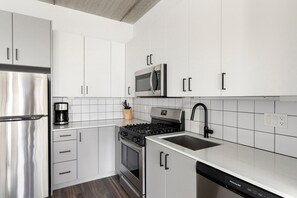 Réfrigérateur, micro-ondes, four, plaque de cuisson