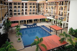 Apartment, 1 Bedroom, Accessible, Smoking | Kolam renang | Kolam renang terbuka 