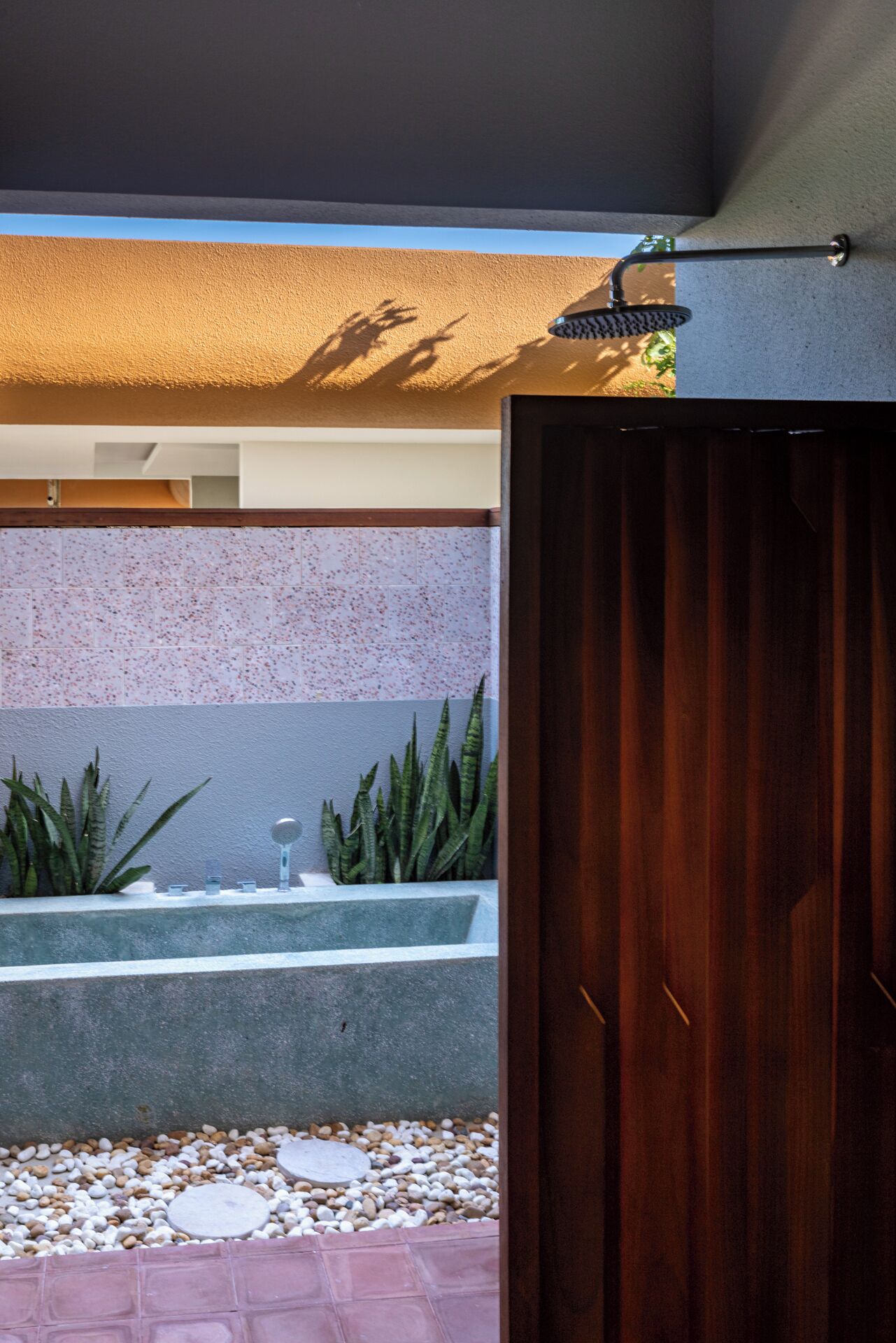   经典别墅 | 浴室 | 淋浴/盆浴组合、吹风机、拖鞋、毛巾