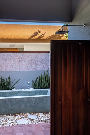 Biệt thự phong cách cổ điển | Phòng tắm | Vòi sen/bồn tắm kết hợp, máy sấy tóc, dép đi trong nhà, khăn tắm