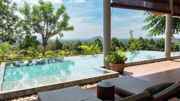 7 indoor pools, sun loungers