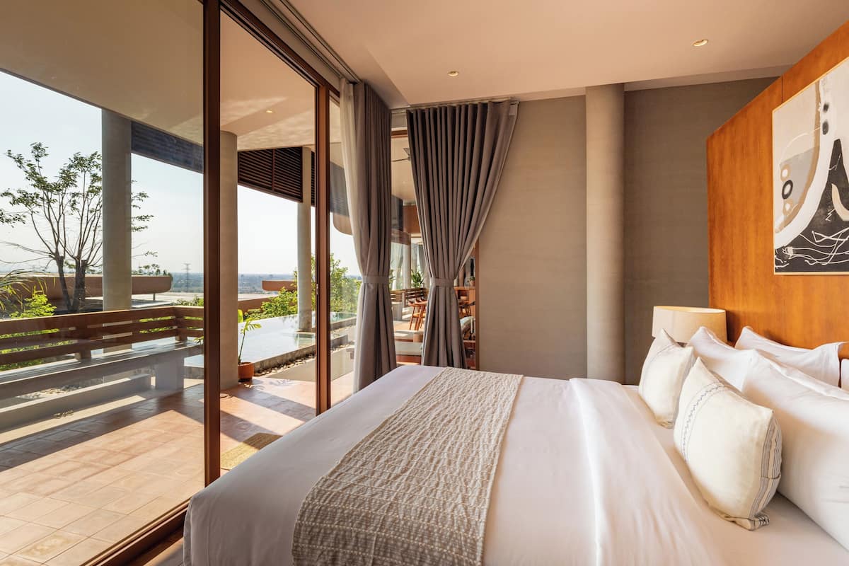 Premium bedding, minibar, free WiFi, bed sheets