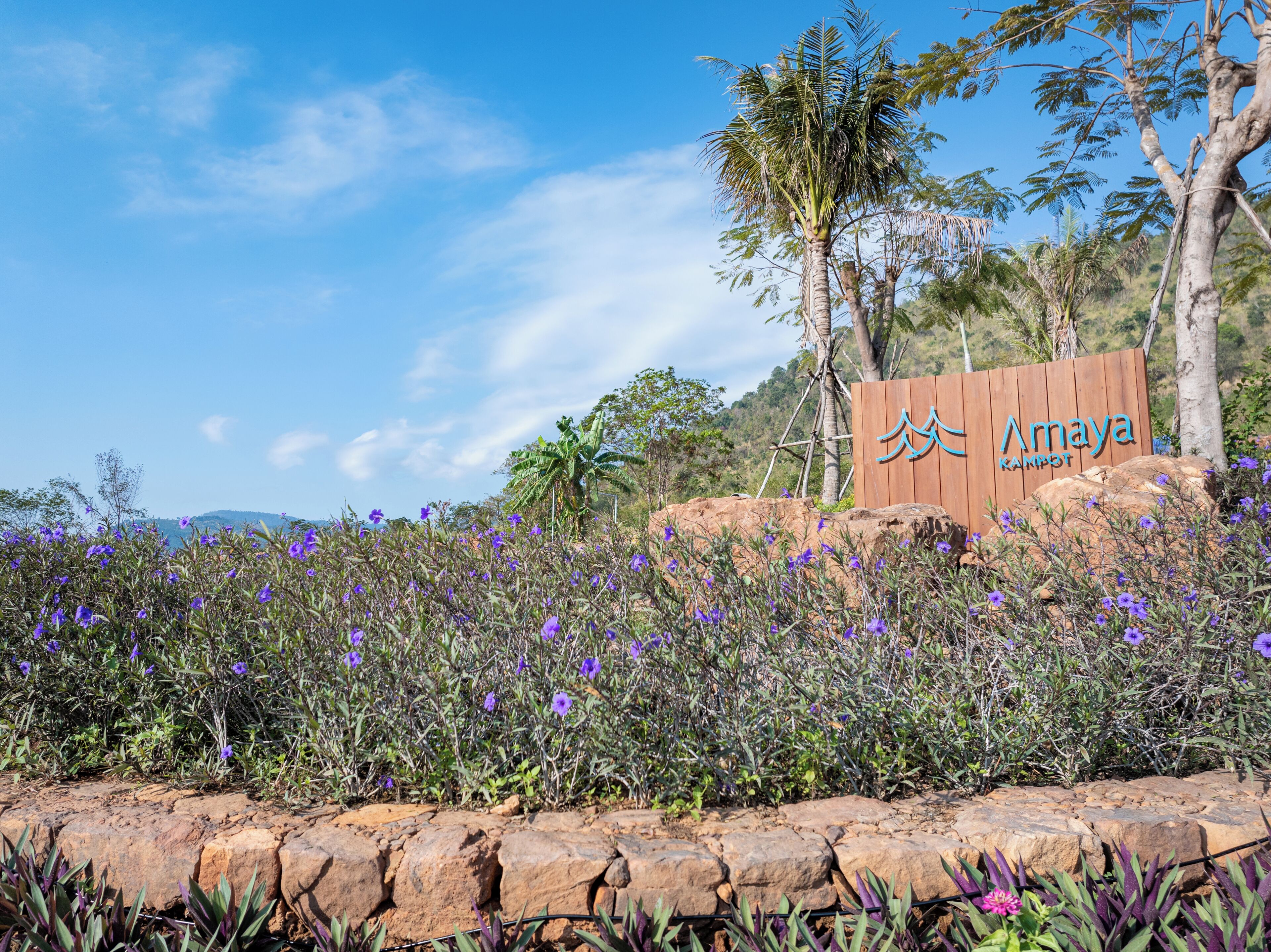 Une enseigne pour Amaya Kampot, avec un paysage naturel en arrière-plan.