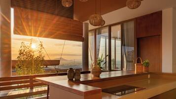 Damnak Veyo: Two Bedrooms | Dapur pribadi | Lemari es, microwave, penanak nasi, dan perlengkapan kebersihan