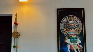 Eine Wandleuchte, ein gerahmtes Kunstwerk und eine dekorative Lichterkette.