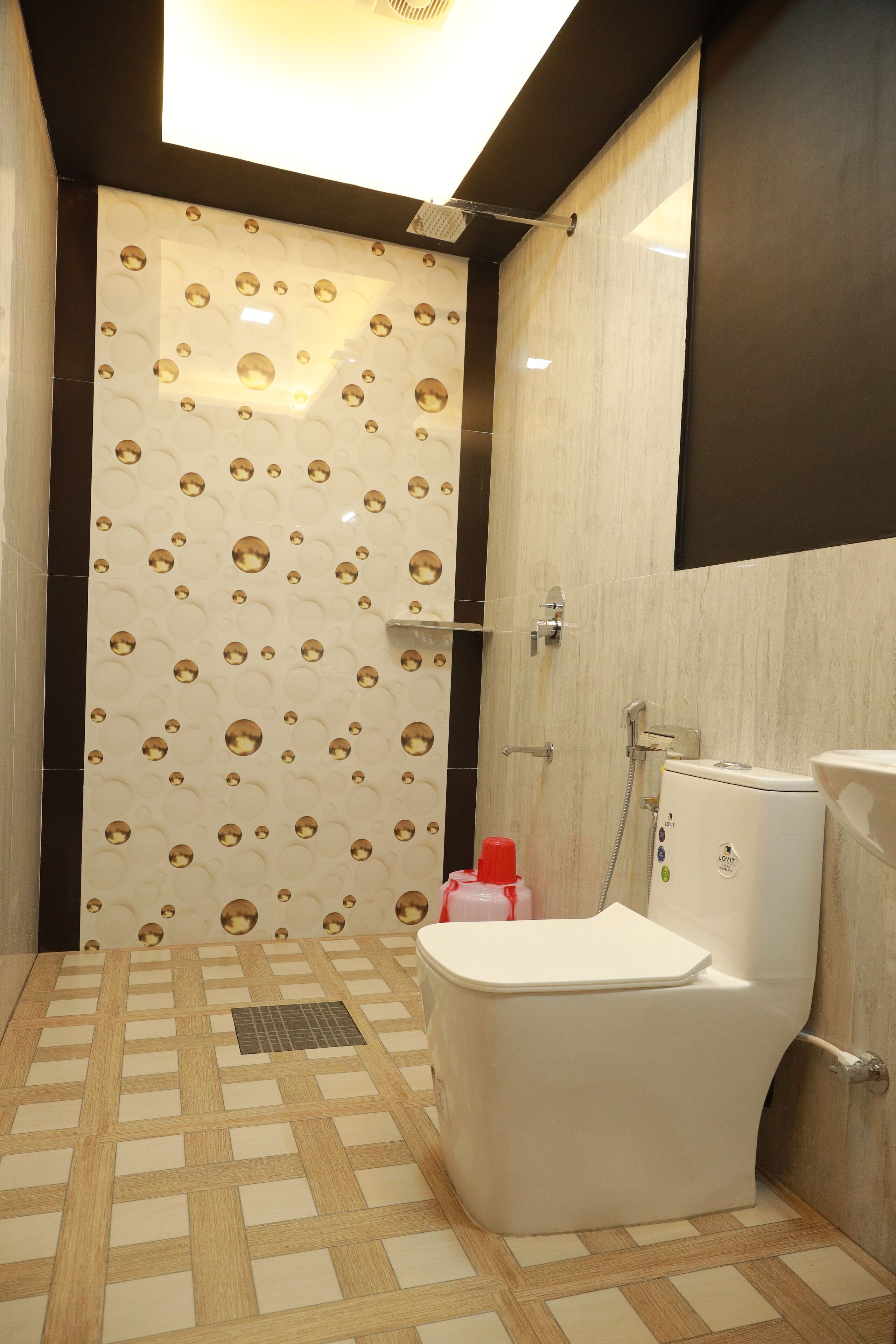 Douche, serviettes fournies, savon, papier toilette