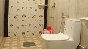 Ein Badezimmer mit Toilette, Dusche und Waschbecken.
